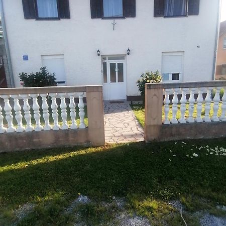 Domus Nostra Lägenhet Lovinac  Exteriör bild